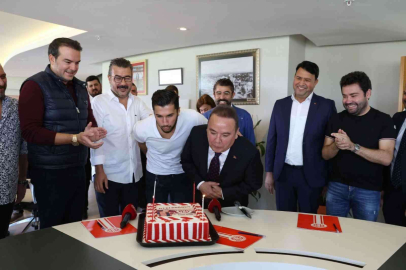 Başkan Böcek yeni yaşını sürpriz kutlamalarla karşıladı