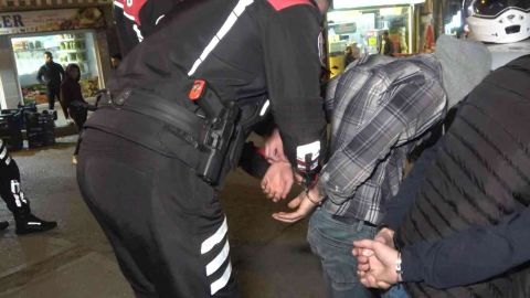 Dur İhtarına Uymayan Aracı Polis Ekipleri 5 Dakikada Yakaladı