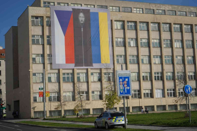 Çekyada bakanlık binasına Putinin ceset torbasında fotoğrafı asıldı