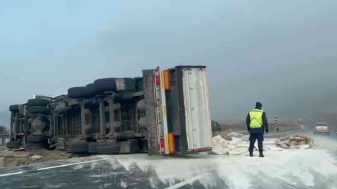 Çimento Yüklü Tır Devrildi: 1 Yaralı