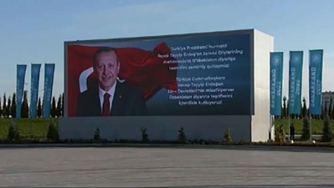 Semerkant Havalimanında Erdoğanın fotoğrafı yansıtıldı