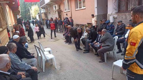 Bursalı Şehidin Evinde Yas Ve Dua...türk Bayrağı Asıldı