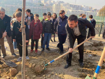 Kestel Belediye Başkanı Önder Tanır, Çocuklarla Birlikte Ağaç Dikti
