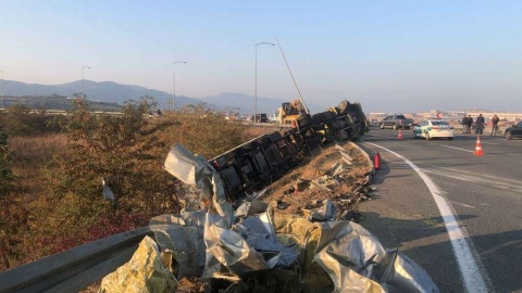 Devrilen Tırda 2 Kişi Hayatını Kaybetti
