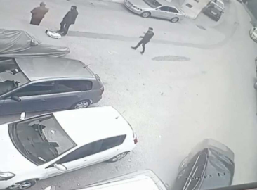 Bursada Virajı Alamayan Sürücü, Park Halindeki Otomobile Böyle Çarptı