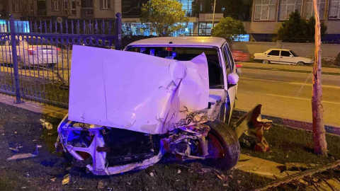 Kontrolden Çıkan Otomobil Orta Refüje Çıktı: 1 Yaralı