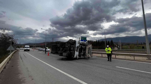 Bursada Devrilen Tırın Sürücüsü Yaralandı