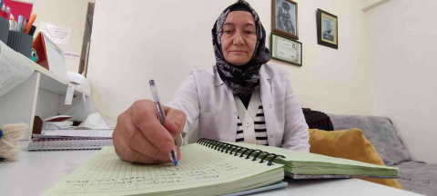 Emekli Hemşire Hastaların Hayatlarından Aldığı İlham İle Yüzlerce Şiir Yazdı