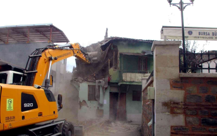 Tehlike Saçan Metruk Binalar Yıkılıyor