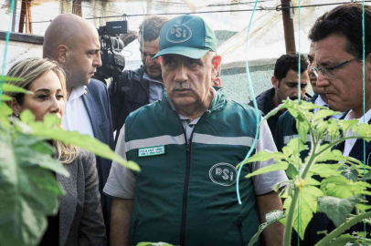 Bakan Kirişci, Kumlucada selden etkilenen seraları ziyaret ederek incelemelerde bulundu