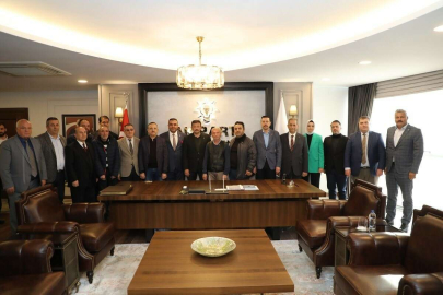 AK Parti İzmirden oda başkanlarına rozet