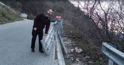 Yok Artık...uçurumun Kenarındaki Demir Bariyerleri Çaldılar