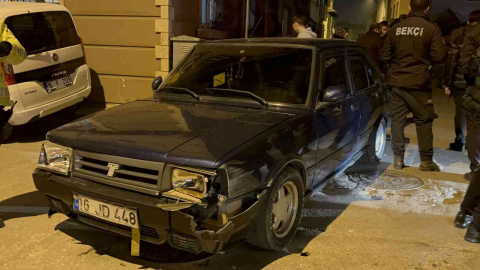 Aracıyla Bina Duvarına Ve Park Halindeki Otomobile Çarpan Sürücü Firar Etti