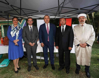 Bakan Çavuşoğlu, son Osmanlı Başkonsolosu Mehmet Remzi Beyin kabrini ziyaret etti