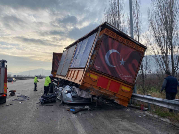 Bursada Akılalmaz Kaza : Tıra Çarpan Otomobil, Dorsenin Altına Girdi : 1 Ölü