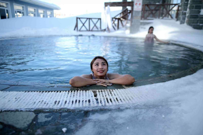 (Özel) Uludağa Gelen Turistler Dondurucu Soğukta Sıcak Havuzun Keyfini Çıkartıyor