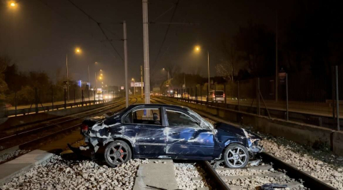 Bursada Kontrolden Çıkan Otomobil Metro Raylarına Girdi