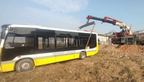 Çalıştırmak İstediği Otobüsle Tarlaya Uçtu