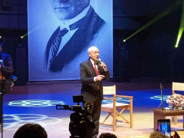 Kılıçdaroğlu, Müjdat Gezenin 70. Sanat Yılı programına katıldı