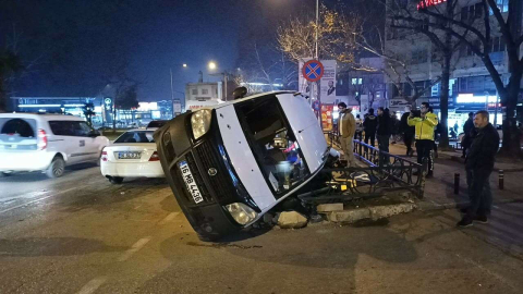 Bursada Hafif Ticarî Araç Yan Yattı