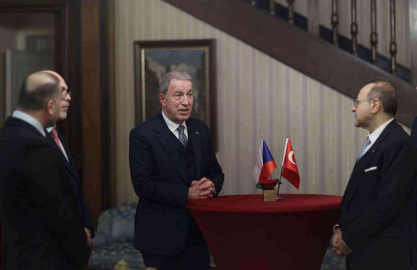 Bakan Akar, Çekyaya geldi