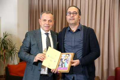 Ali İpek: “Herkes Hikayeler Taşır”