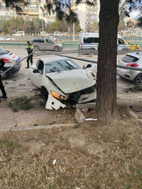 Bursada Lüks Otomobil Ağaca Çarparak Pert Oldu