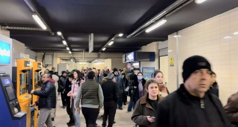 Bursada Şiddetli Lodos 3 Katlı Binanın Çatısı Uçurdu, Metro Seferleri İptal Oldu