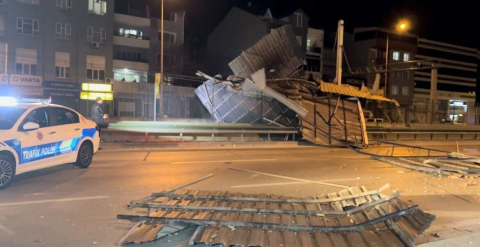 Şiddetli Lodos 3 Katlı Binanın Çatısını Uçurdu, Ev Sahibi Ne Olduğunu Anlayamadı
