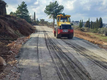 Kuşadasında yol çalışmaları devam ediyor