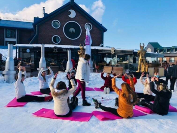 Uludağda Karların Üzerinde Yoga Yaparak Isınıyorlar