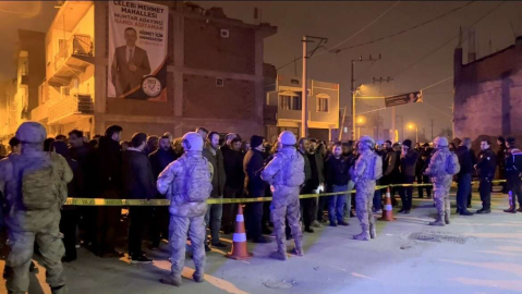 Muhtar Adayı Olan Husumetlisine Pompalı Tüfekle Saldırdı, Mahalleli Ayaklandı: 2 Yaralı
