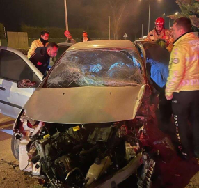 Site Duvarına Çarpan Otomobil Hurdaya Döndü: 1İ Ağır 2 Yaralı