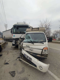 Bursada Tır İle Kamyonet Çarpıştı, Sıkışan Yolcuyu İtfaiye Kurtardı