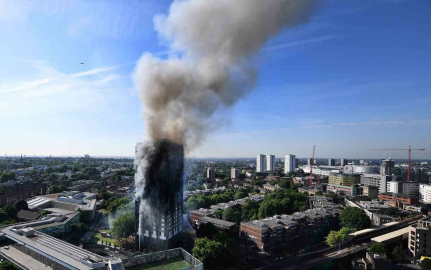 İngilterede hükümet Grenfell yangınında eksiklikleri olduğunu kabul etti