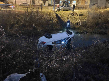 Otomobil Dere Yatağına Uçtu: 2 Yaralı