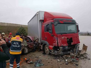 Bursada Otomobil İle Kamyon Çarpıştı: 5 Ölü
