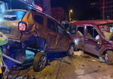 Direksiyon Hakimiyetini Kaybetti, 3 Aracı Hurdaya Çıkardı