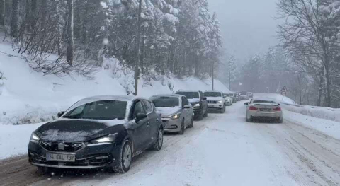 Uludağa Akın Eden Tatilciler, Trafikte Uzun Kuyruklar Oluşturdu