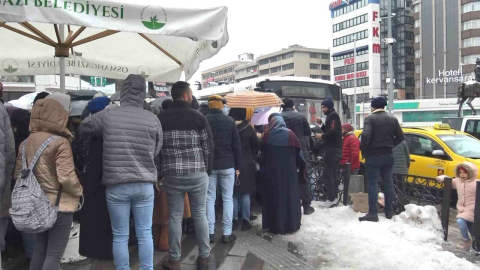Depremde Yaralananlara Kan Vermek İsteyenler Kızılaya Koştu