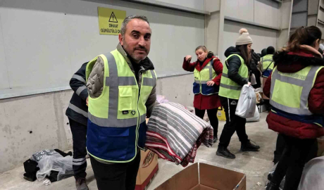 Tek Koluyla Depremzedelere Yardım Ediyor