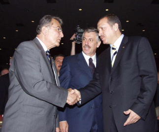 Deniz Baykal hayatını kaybetti