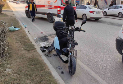 Motosikletin Araca Çarptığı Kaza Anı Kamerada