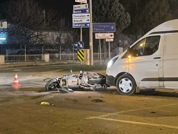 Kamyonet İle Motosiklet Çarpıştı: 1İ Ağır 2 Yaralı