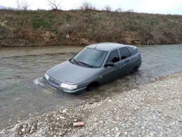 Otomobil Dereye Uçtu