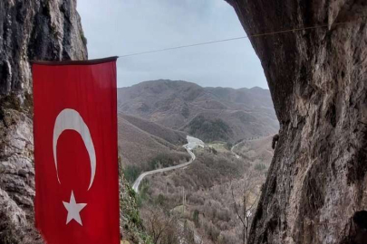 Kimsenin Çıkamadığı Şahinkaya Mağarasına Türk Bayrağı Astı