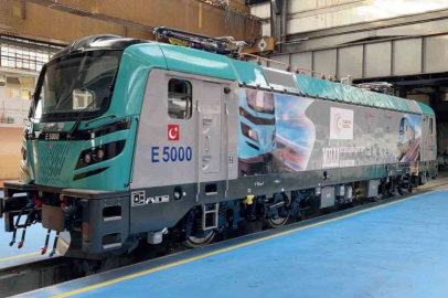 Elektrikli anahat lokomotifi E5000 raylara iniyor