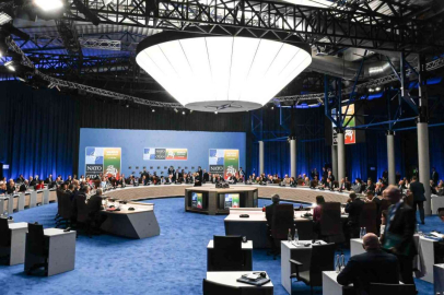 NATO liderleri zirvenin ilk oturumuna katıldı