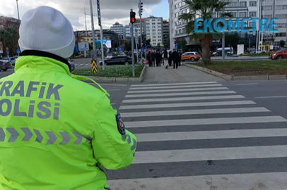 Kırmızı ışıkta geçen yayalara ceza kesildi