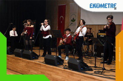 Genç müzisyenler final için sahnede
